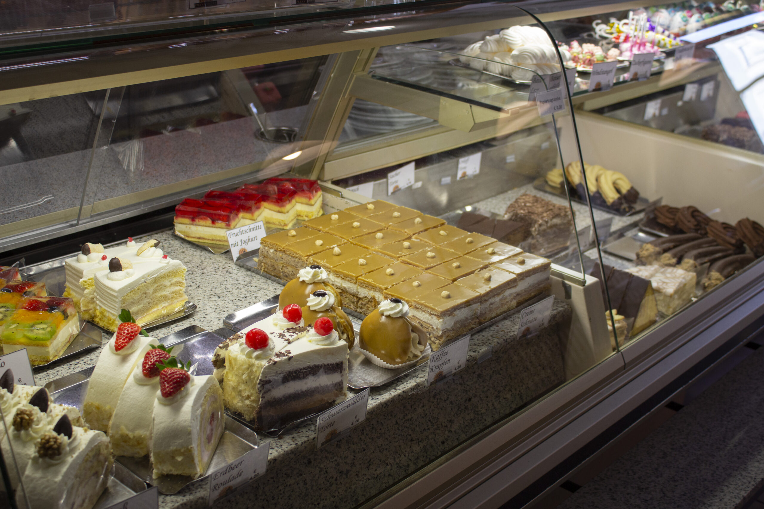 Cafe oben mehlspeisenvitrine